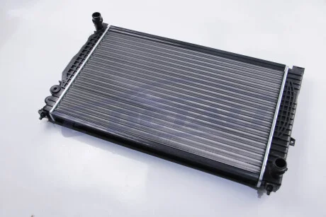 Радиатор охлаждения A4/A6/Passat 97-05 2.4i/2.8i/2.5TDI (632x398x32) JP GROUP 1114204300
