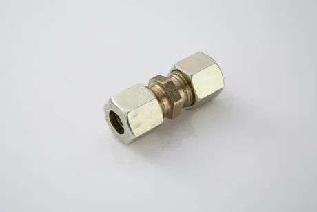 Соединитель прямой 16x16 пластиковых трубок с гайками. PE AUTOMOTIVE 076.007-00A