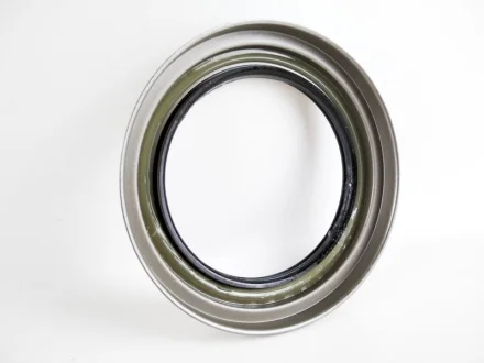 Сальник поворотного кулака Toyota Land Cruiser 98-07 Lexus GX/LX (вир-во Toyota) TOYOTA 9031672001