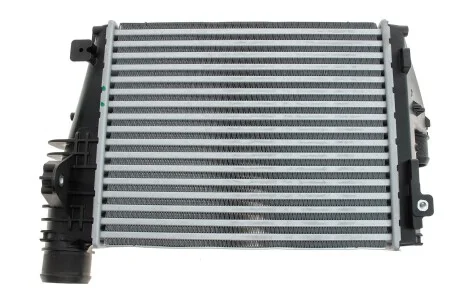 Радиатор интеркулера Citroen Jumpy III/Peugeot Expert 1.6/2.0BlueHDi 16- Valeo 818304