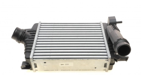 Радиатор (интеркуллер) охлаждения воздуха в системе наддува Valeo 818343 (фото 1)