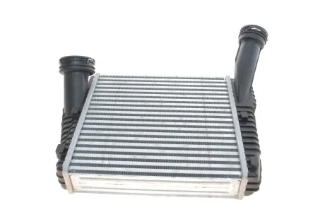 Радиатор интеркулера Audi Q7 3.0/4.2TDI 06-15/VW Touareg 2.5/3.0TDI 03-18 (R) Van Wezel 58004263